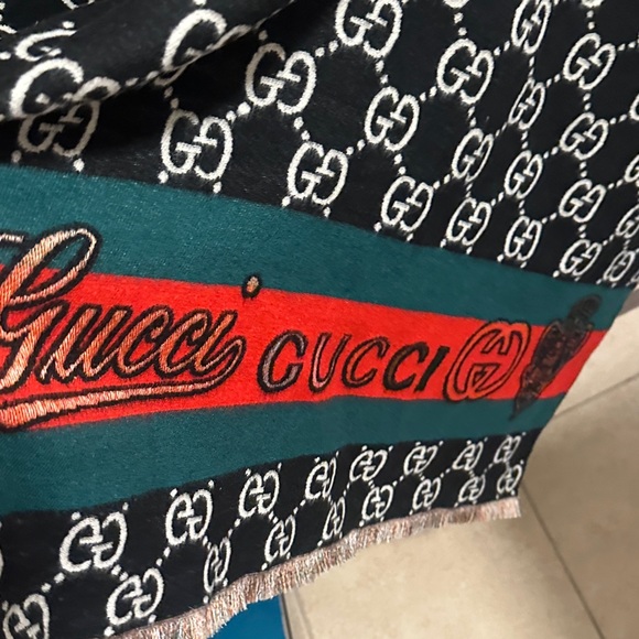 🤩 NWT Gucci Black and Tan reversible Red and Green Logo Scarf - Picture 4 of 6